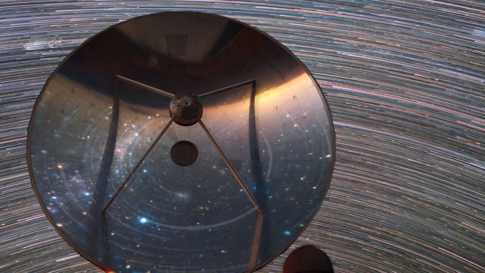 Dráhy hvězd v zrcadle radiotelekopu