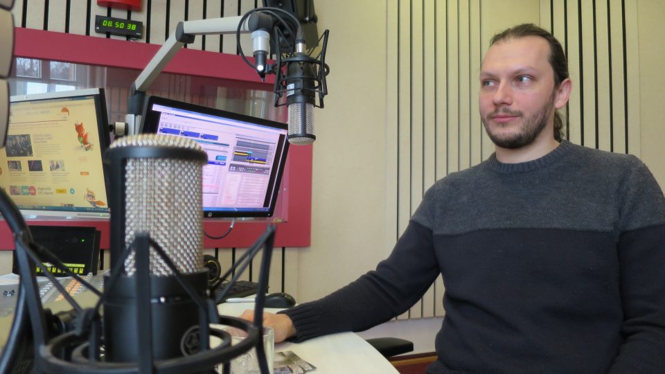 Tomáš Zelenka ve studiu Českého rozhlasu Hradec Králové