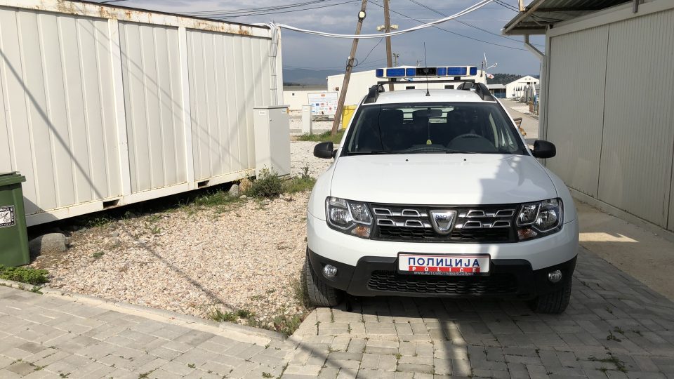 Auto makedonské policie v táboře Vinojug