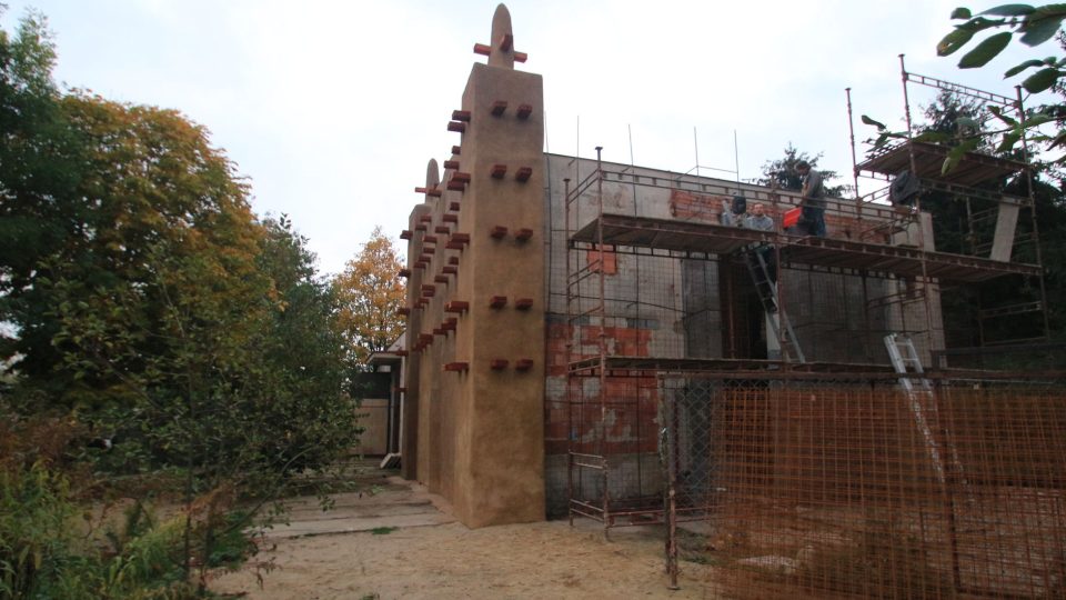 Roman Hynek staví domy pro zvířata - žirafinec