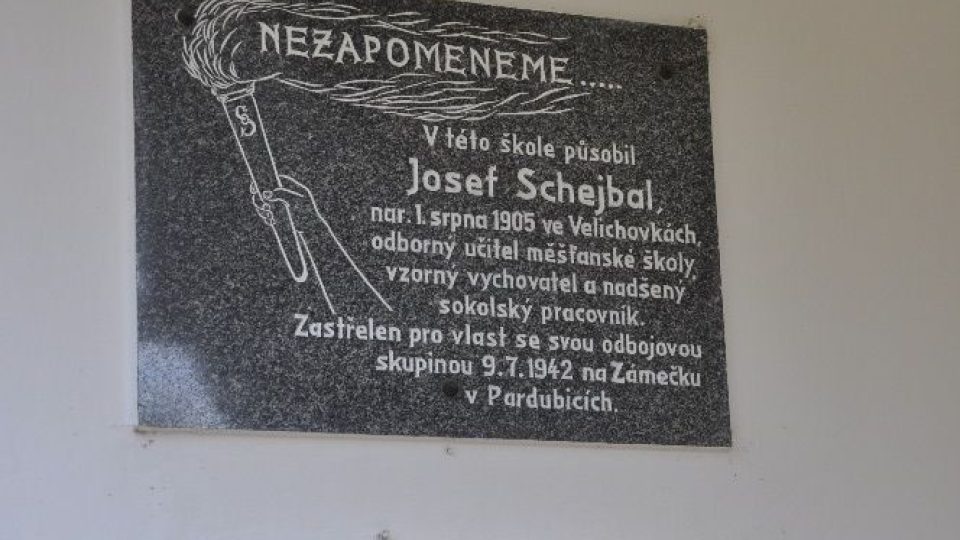 Pamětní deska Josefa Schejbala na škole v Malých Svatoňovicích
