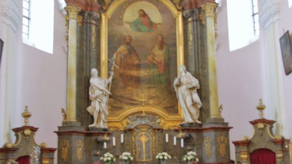 Hlavní oltář v konecchlumském kostele