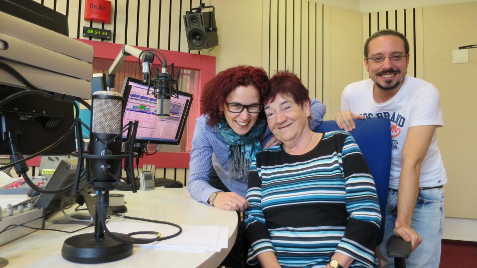 Ivana Richterová, Lucie Peterková a Jakub Schmidt ve studiu Českého rozhlasu Hradec Králové