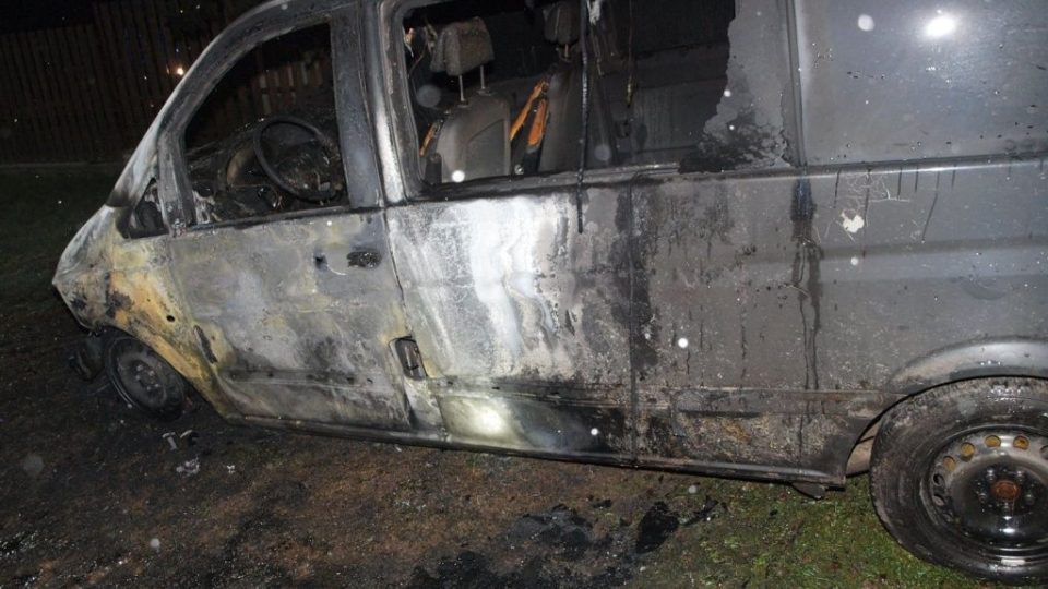 V noci hořela dvě vozidla v Měníku
