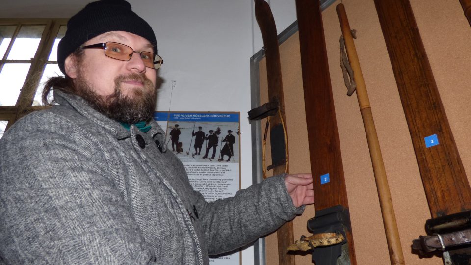 Muzeum zim. sportů Emericha Ratha, Jan Tůma ukazuje vázání nejstarších lyží ve sbírce Jindř. Vaňka, vyrobil je kolář Plný v Machově údajně 1896