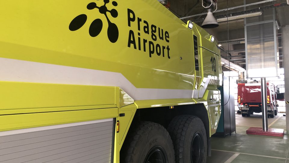 Technika hasičů na pražském Letišti Václava Havla