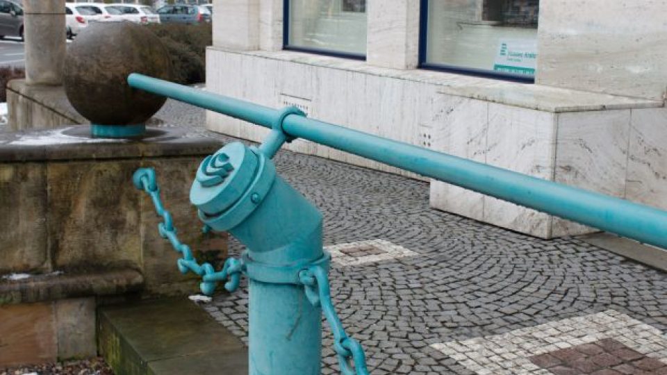 Zajímavý detail hydrantu před budovou Českého rozhlasu Hradec Králové