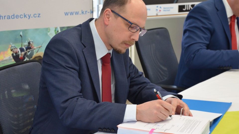 Podpis smlouvy o modernizaci Oblastní nemocnice Náchod