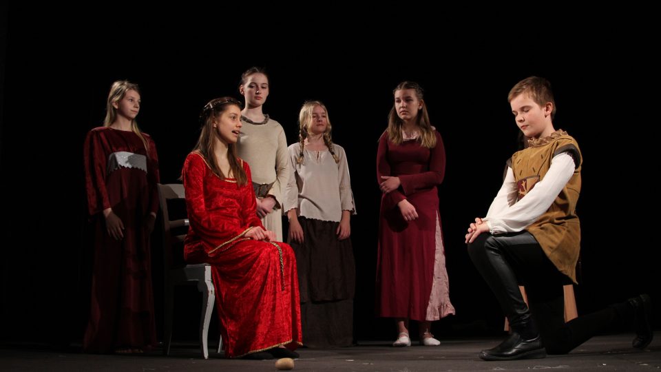 Scéna z představení Povídka ženy z Bathu