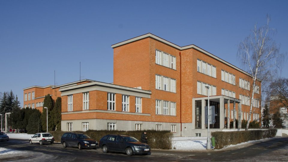 Základní škola v Labské kotlině, architekt Josef Gočár a Václav Rohlíček, postaveno 1957-1959