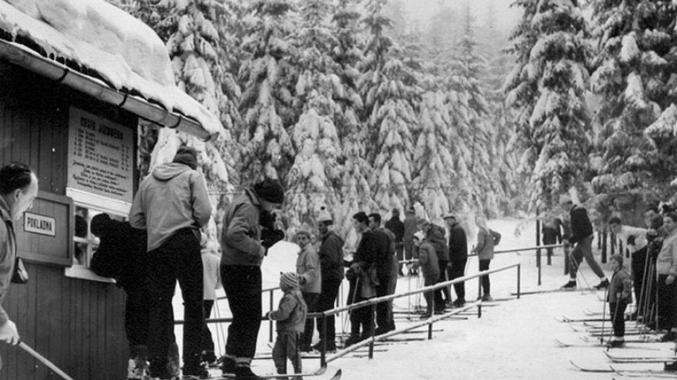 Černobílé snímky z historie závodů Skiinterkriteria v Říčkách v Orlických horách
