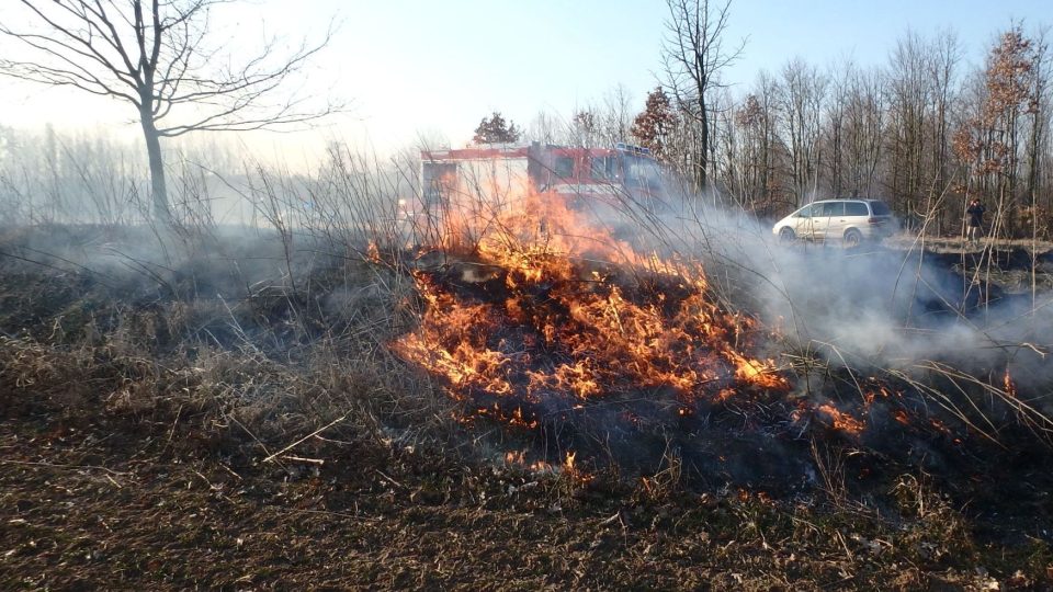 Při plánovaném pálení biologického odpadu apelují hasiči na občany