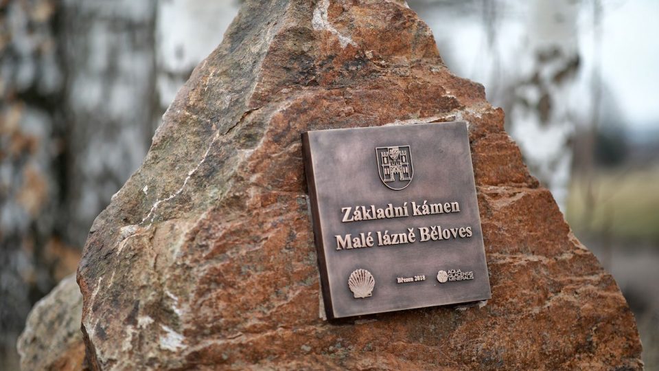 Základní kámen takzvaných Malých lázní v Bělovsi