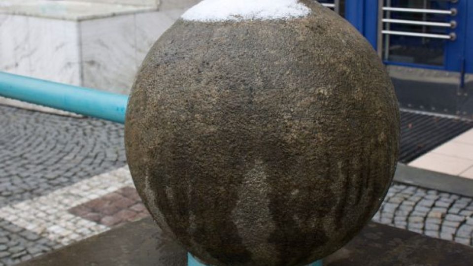 Na zajímavý detail hydrantu před budovou Českého rozhlasu Hradec Králové se nasadí hlava a je z toho dekorace