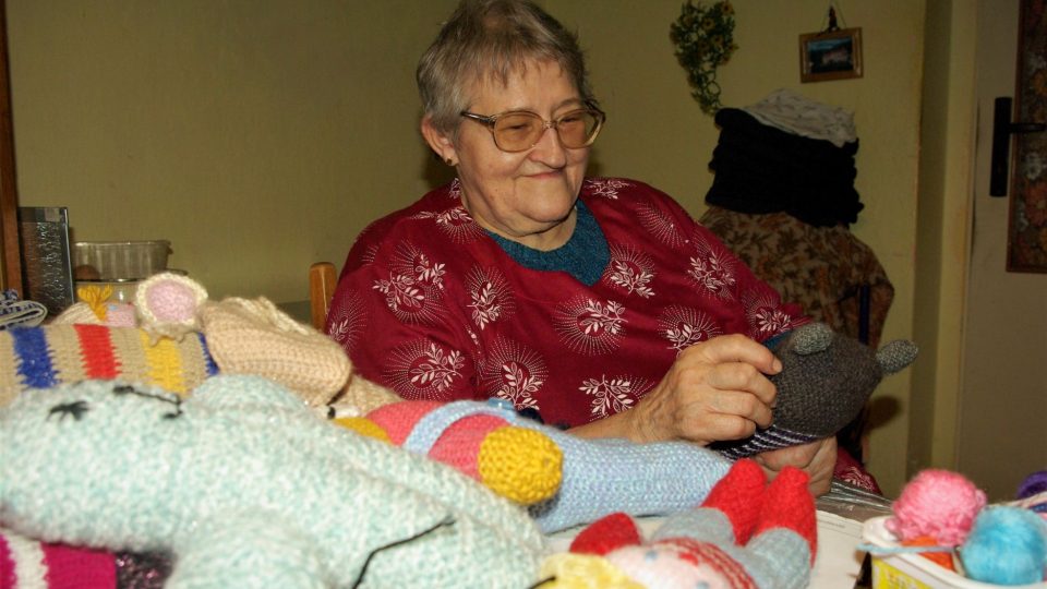 Jana Malá ve své říši pletených a háčkovaných hraček pro televizní adventní koncerty