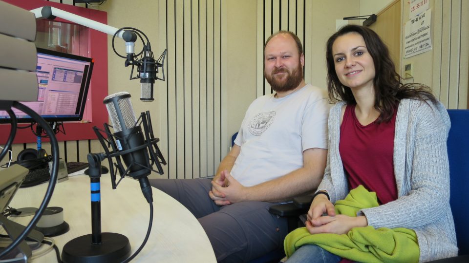Michal Podhrázký a Andrea Jiroušová ve studiu Českého rozhlasu Hradec Králové