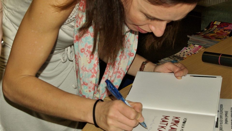 Veronika při jičínské autogramiádě