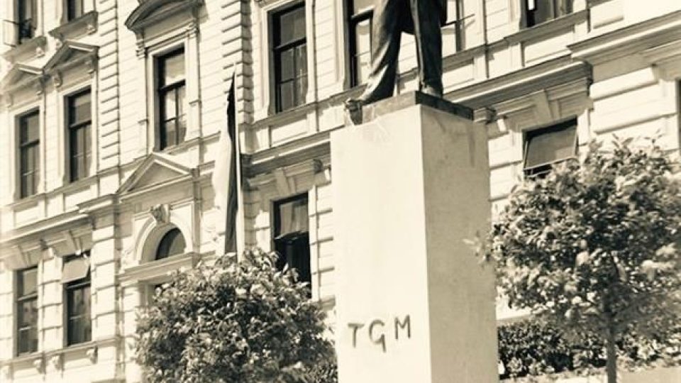 Historická fotografie sochy TGM v Kostelci nad Orlicí
