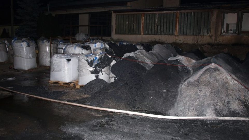 V areálu průmyslových podniků v Libuni hořely plasty