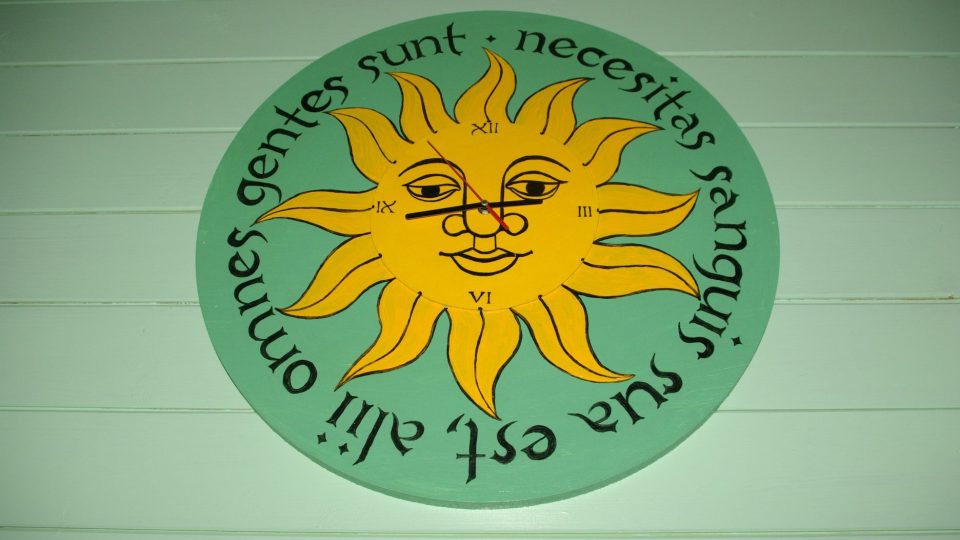 Sluneční dům ve Svatojánu má v kuchyni i své sluneční hodiny, které vytvořila Eva Francová