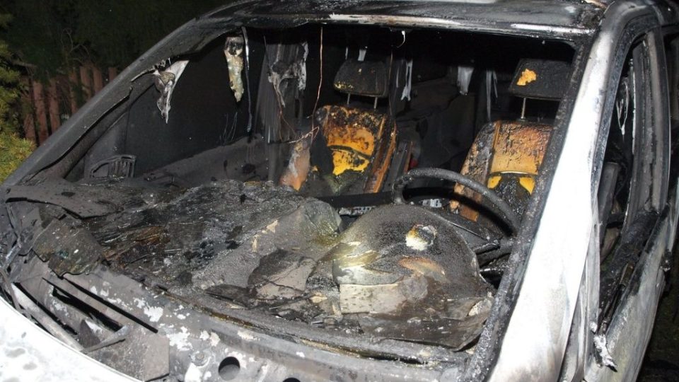 V noci hořela dvě vozidla v Měníku