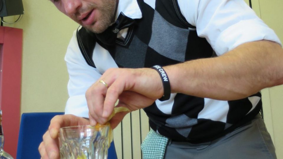 Barman Tomáš Trejbal a rozhlasový nápoj