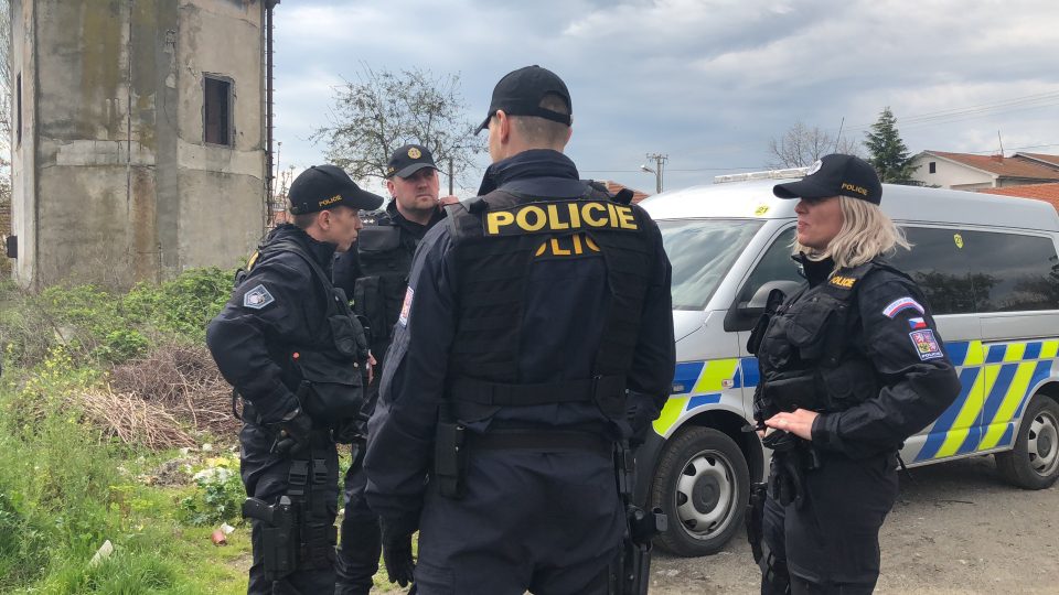 Čeští policisté při kontrole vlakového nádraží Gevgelija