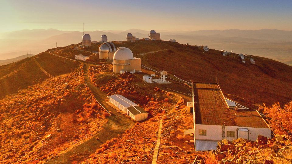 Observatoř ESO na La Silla v Chile při západu Slunce
