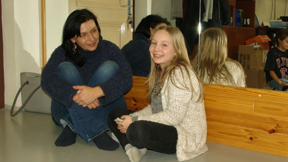 Scénáristka Martina Komárková s dcerou Aničkou na taneční zkoušce muzikálu Stvoření světa