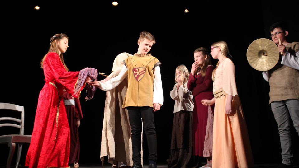 Mladí herci z Jičína  ve zdramatizované středověké povídce