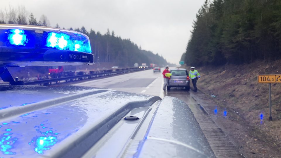 Policisté hlídají dopravní situaci na dálnici D1