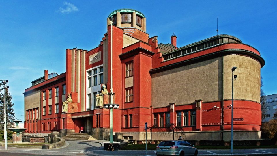 Budova muzea v Hradci Králové, architekt Jan Kotěra, Otakar Pokorný a Josef Gočár, postaveno 1909-1913