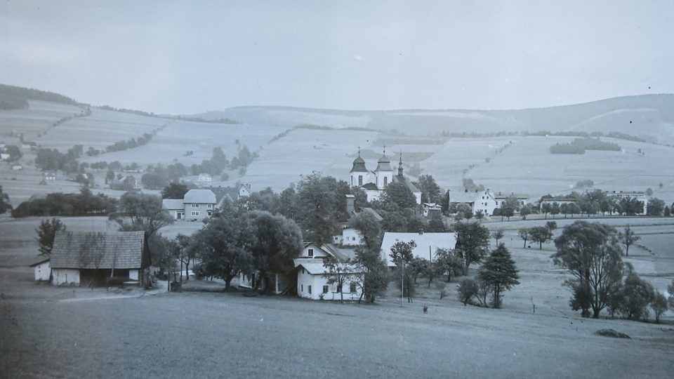 Kniha Deštné na historických fotografiích