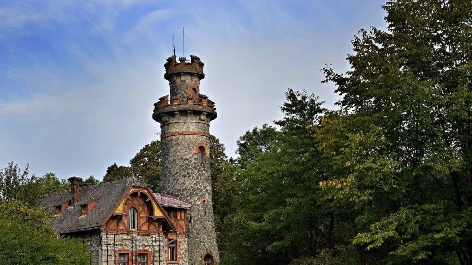 Přehrada Les Království - věž domku hrázného