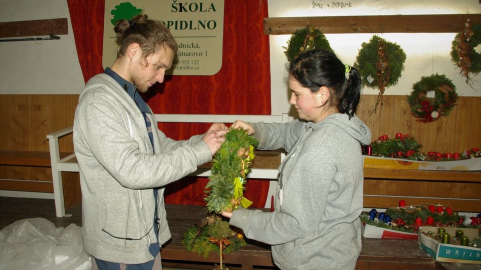 Mladí zahradníci z 3. ročníku dolaďují prodejní výstavu adventní výzdoby