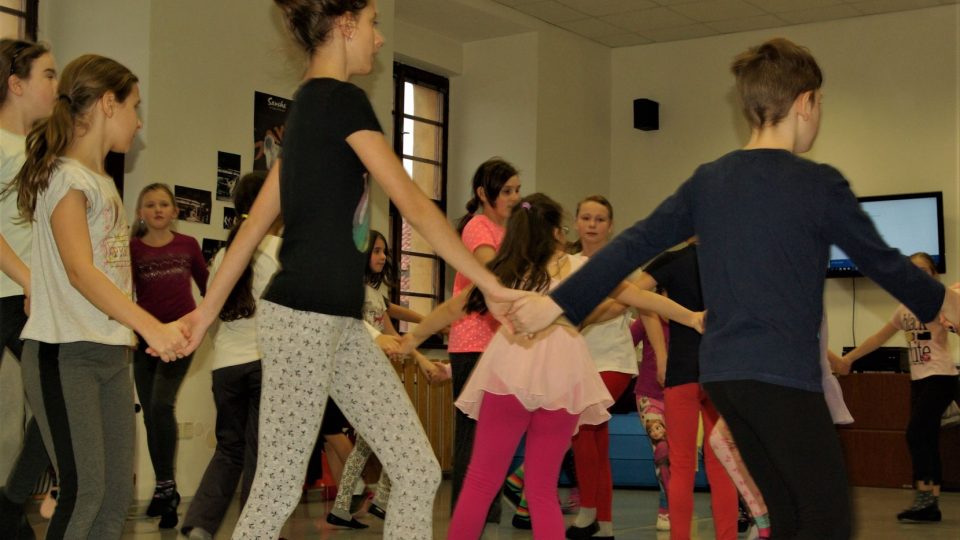 Žáci tanečního oboru ZUŠ Jičín při nácviku