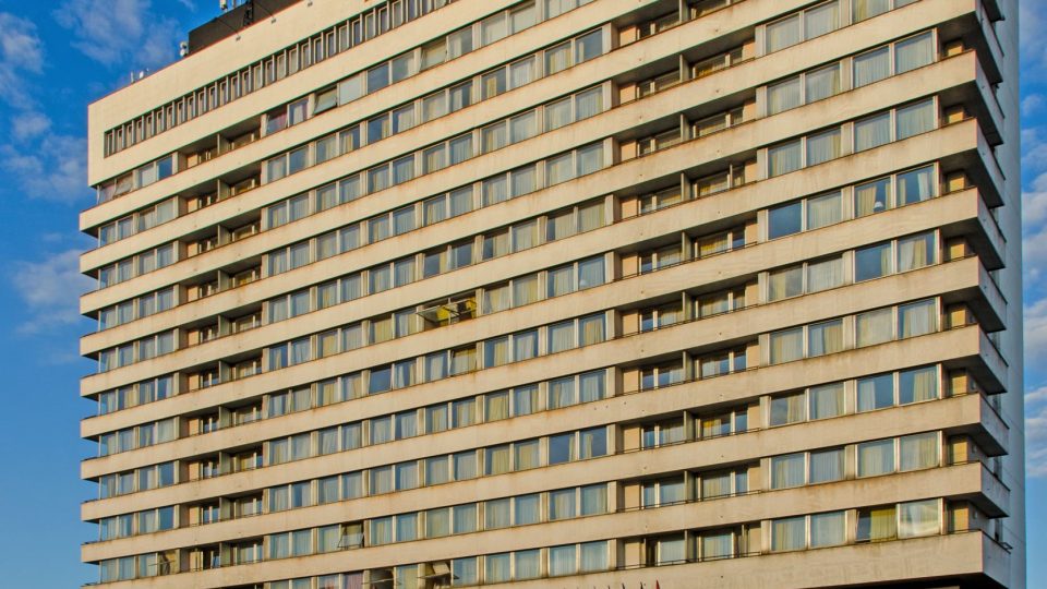 Hotel Černigov v Hradci Králové, architekt Jan Zídka, postaveno 1968-1975