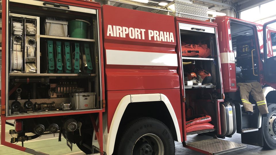 Technika hasičů na pražském Letišti Václava Havla
