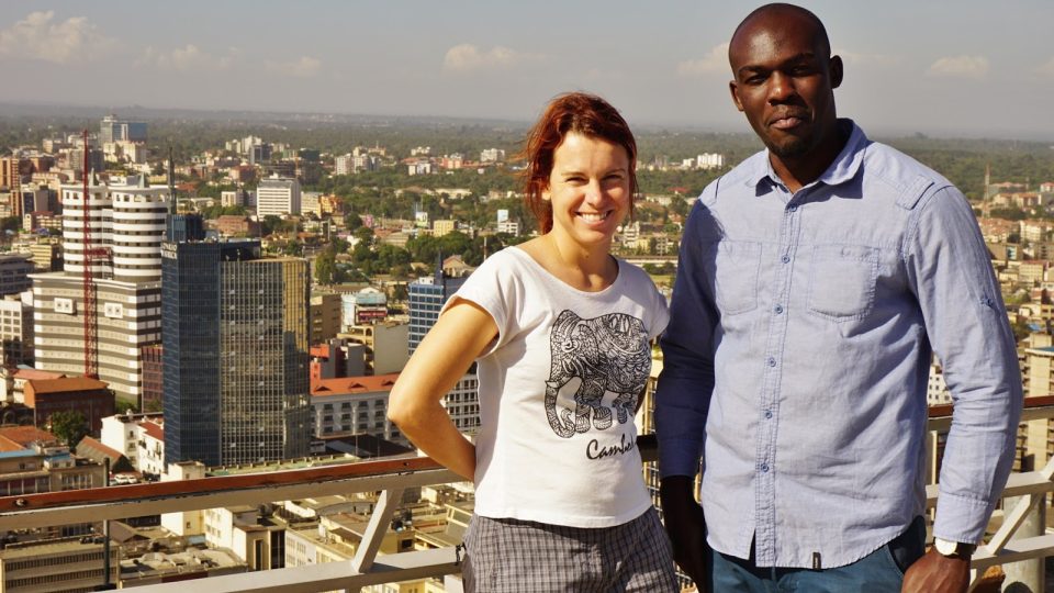 Pohled na Nairobi s couchsurferem Drewem, který Katku a Petra dva dny hostil u sebe doma v Keni