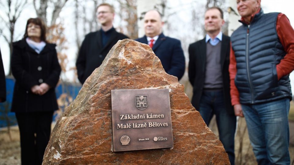 Základní kámen takzvaných Malých lázní v Bělovsi