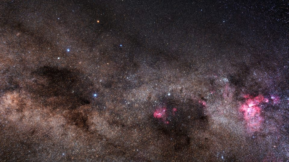 Jižní kříž a mlhovina Eta Carinae v souhvězdí Lodního kýlu