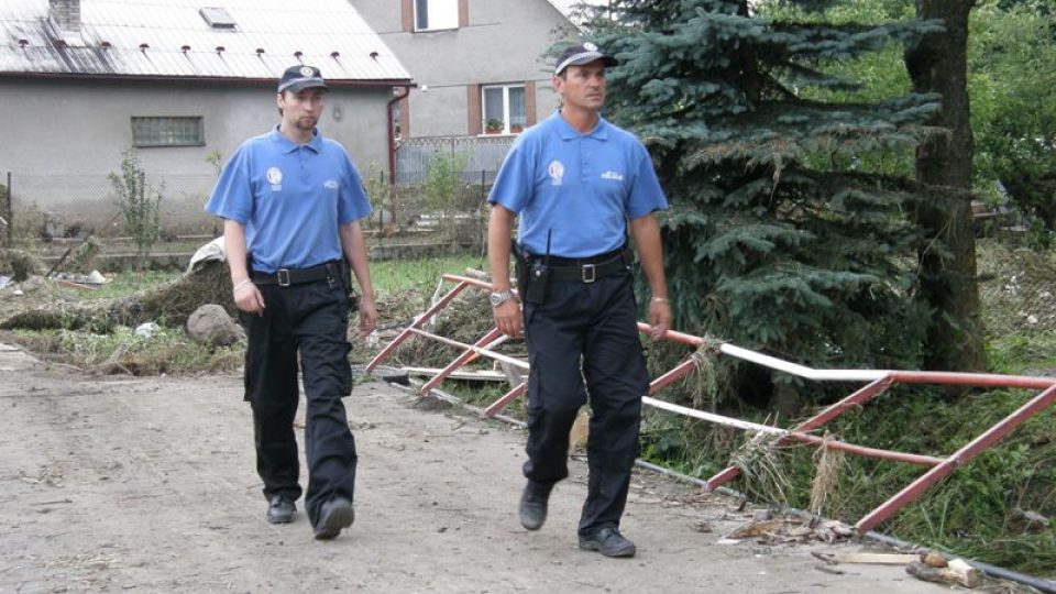 Hlídky novojičínské městské policie stále procházejí zaplavenými místy, aby zabránily případnému rabování. | foto: Josef Gabzdyl Hlídky novojičínské městské policie stále procházejí zaplavenými místy, aby zabránily případnému rabování.