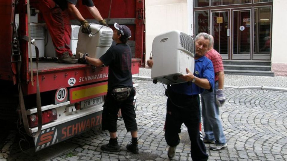 Pracovníci novojičínské radnice vykládají vysoušeče přivezené humanitární organizací Člověk v tísni. | foto: Josef Gabzdyl Pracovníci novojičínské radnice vykládají vysoušeče přivezené humanitární organizací Člověk v tísni.