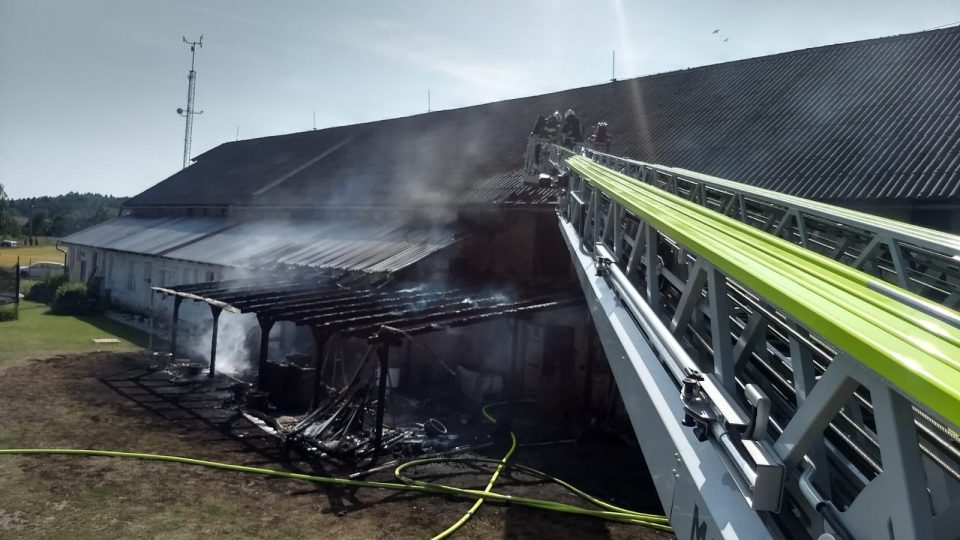 Sedm jednotek hasičů likvidovalo požár bývalého kravína v Nové Vsi na Rychnovsku