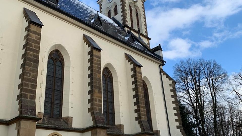 Oltáře v novogotickém kostele svatého Petra a Pavla v Trutnově Poříčí čeká kompletní obnova