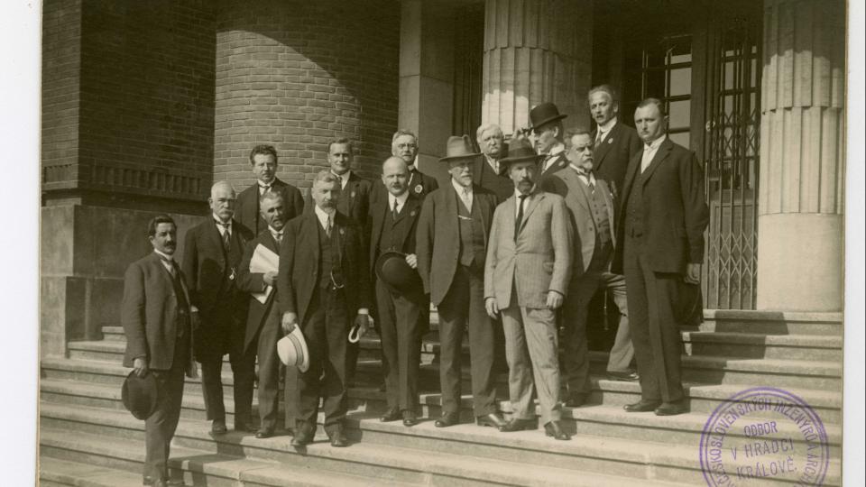 Skupinová fotografie účastníků IV. sjezdu Spolku čs.  inženýrů a architektů před budovou královéhradeckého muzea, 1924