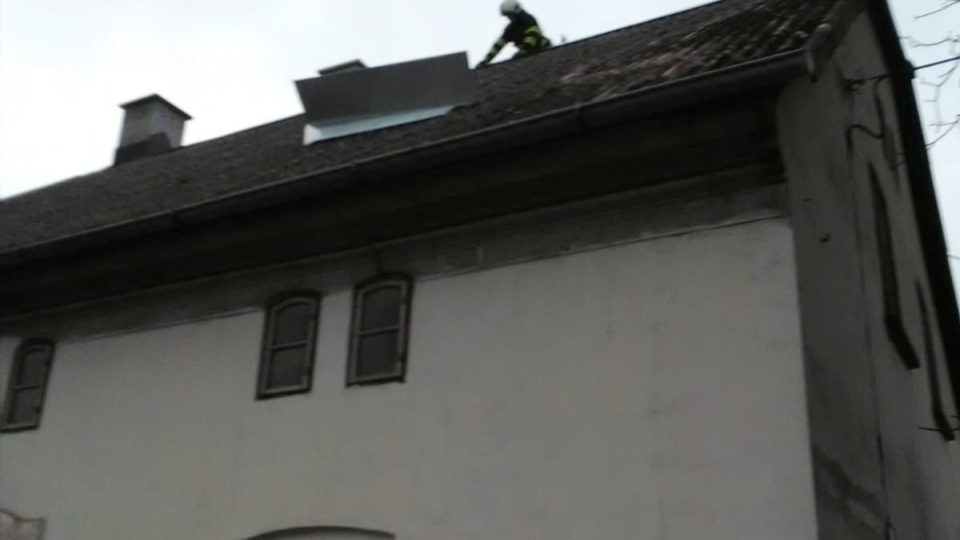 Královéhradecký kraj zasáhl včera odpoledne silný vítr, který lámal stromy a trhal střechy. Poničená střecha v Kocbeřích