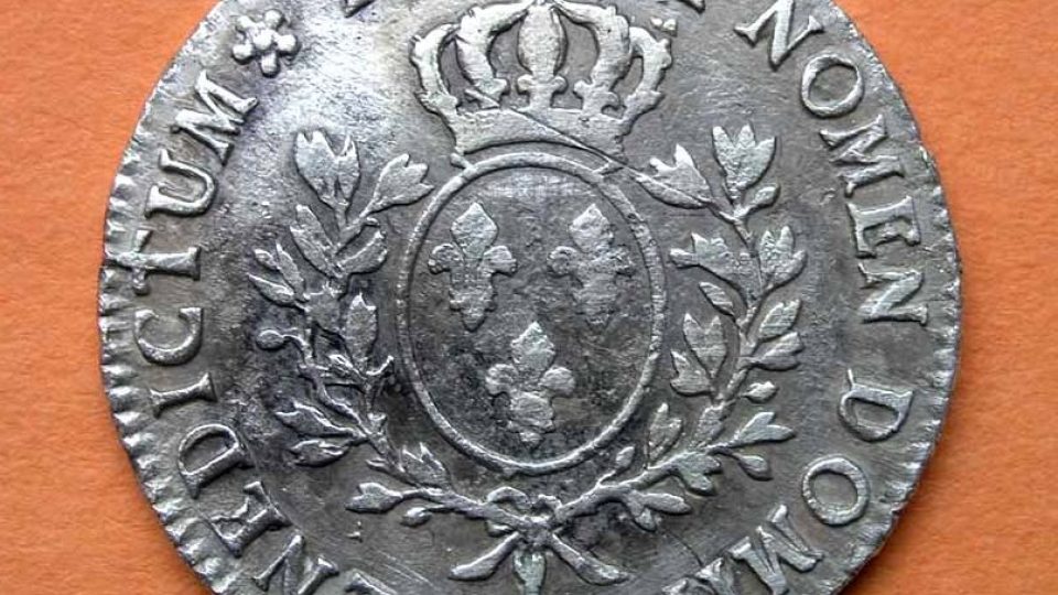 Revers stříbrné mince écu, ražby krále Ludvíka XV. z r. 1768, objevená u kostry mladého vojáka v hromadném hrobu č. I.