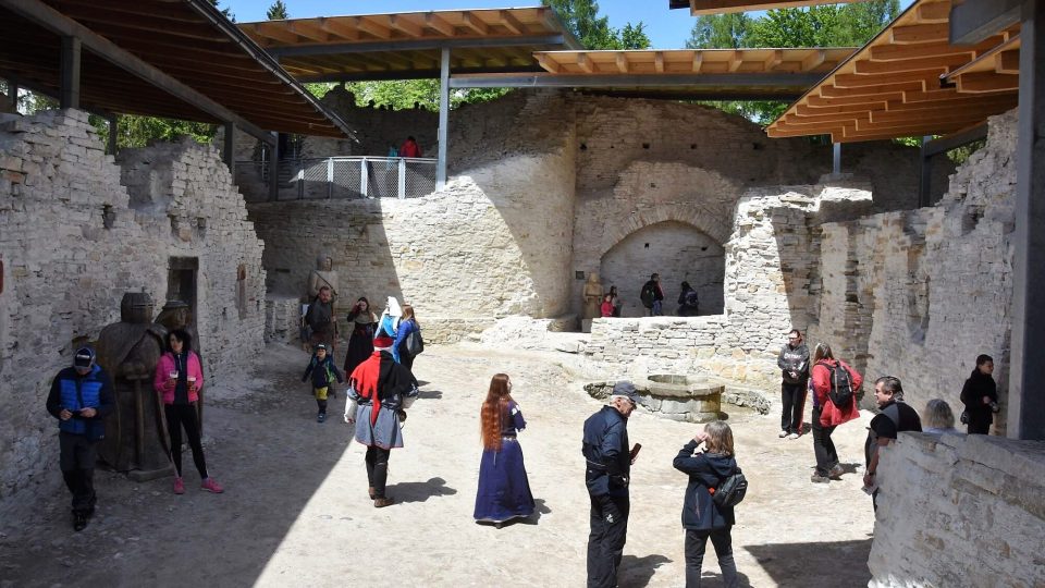 První návštěvníci obdivují zrekonstruovaný hrad
