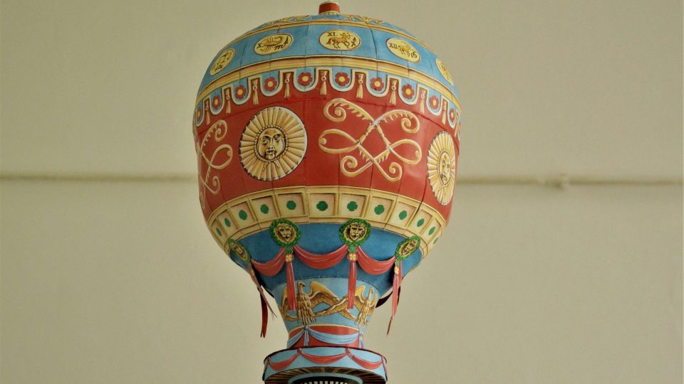 V Památníku K. V. Raise v Lázních Bělohradě se vznáší balon Montgolfiera z tvůrčí dílny L. Badalce